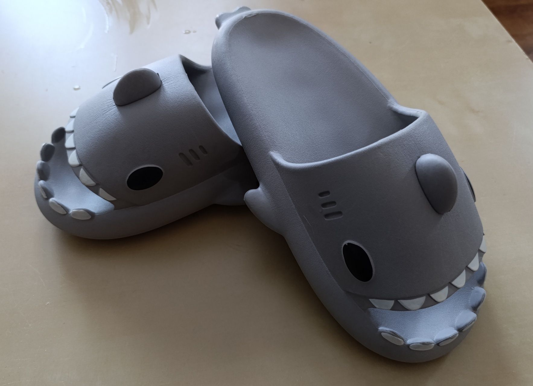 Klapki sharki r. 38 szare
