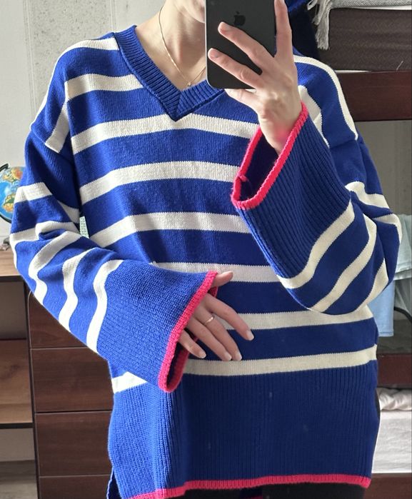 Светр в синьо-білу смужку з рожевою обробкою