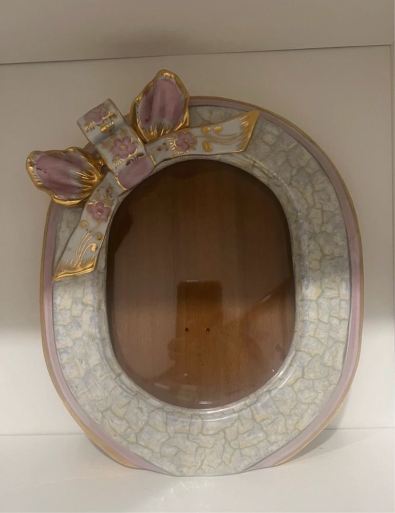 Moldura e caixa com detalhes em cor de rosa