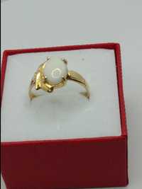 Złoty pierścionek  oczko jasny opal, złoto 585 r. 17