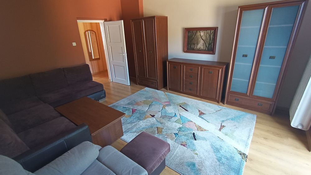 Zestaw mebli do salonu z rogówką i stołem