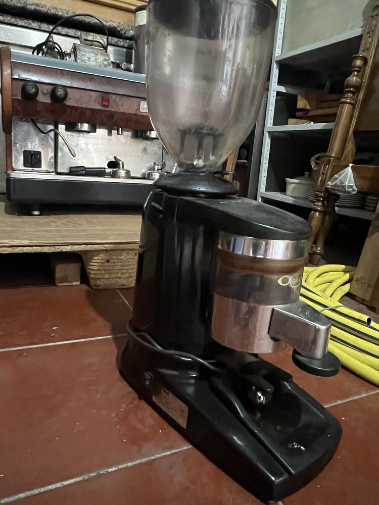 Maquina de cafe e moinho
