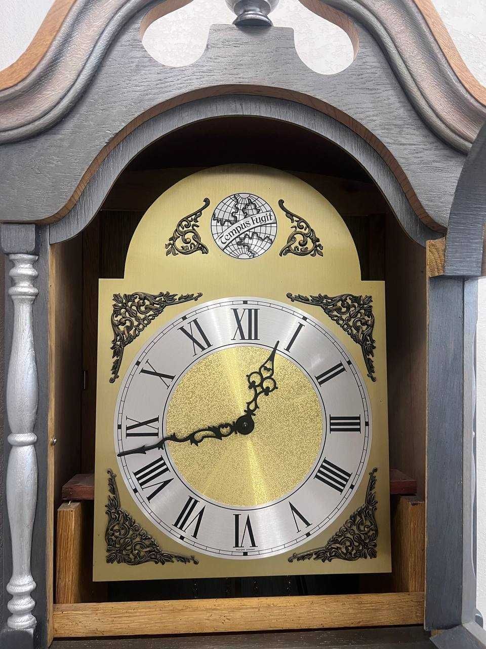 Напольные часы tempus fugit