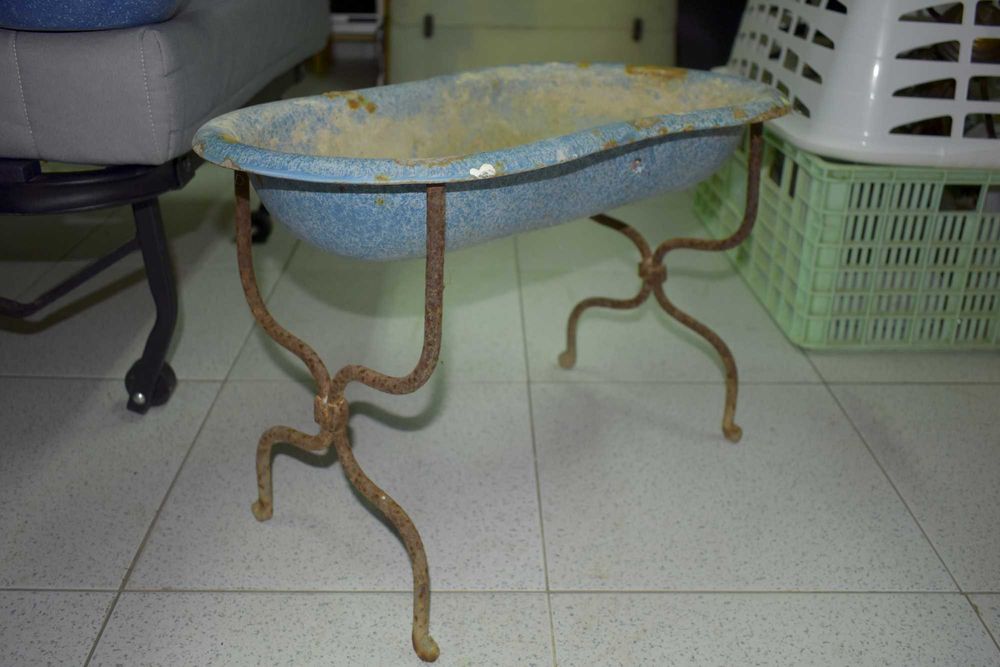 Bidé vintage em esmalte azul com suporte metálico – para restauro