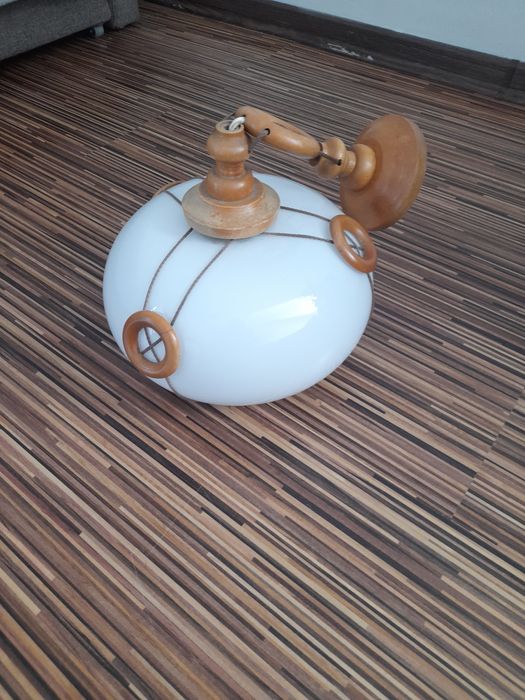 Lampa sufitowa  biala  z akcentami drewna