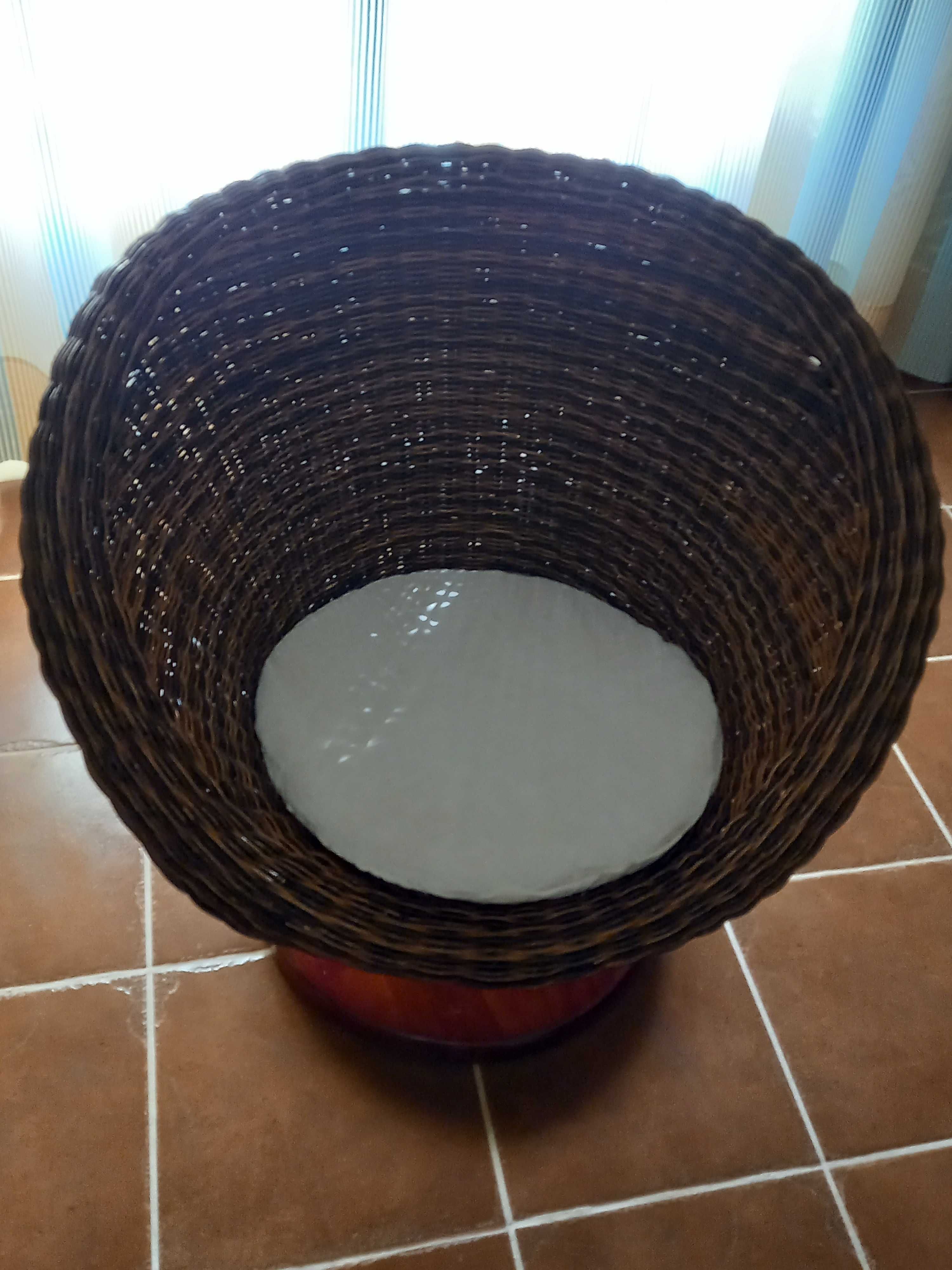Cadeirão giratório em verga