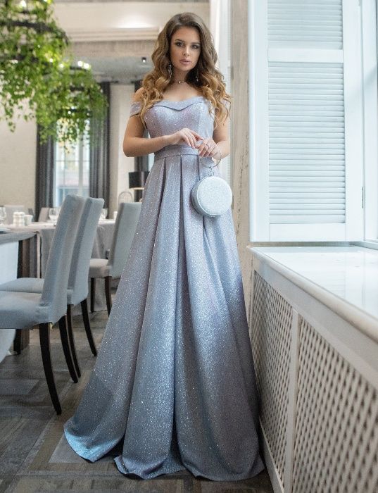 Длинное праздничное, шикарное, блестящее платье с градиентом.