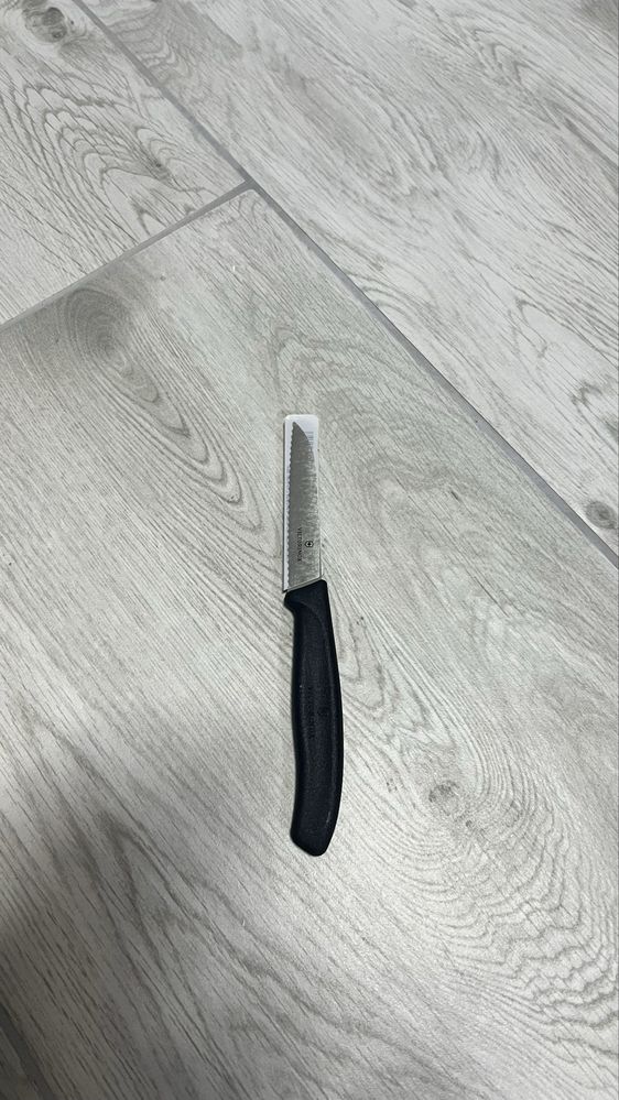 Noże kuchenne z ząbkami Victorinox  1 szt nowy do pomidora, pieczywa,