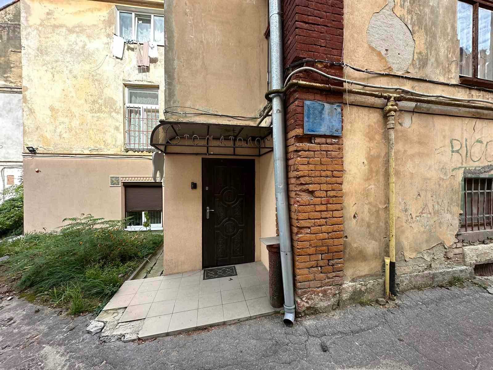 Продаж приміщення на вул. Чупринки. 34кв. З ремонтом. Цокольний поверх