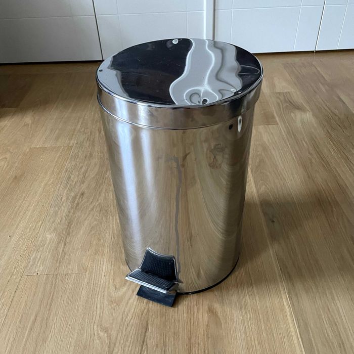 Metalowy kosz na śmieci