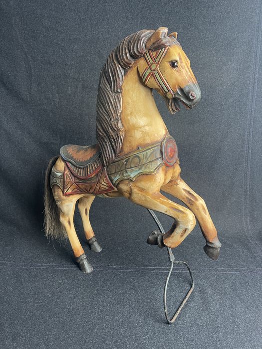 Cavalo antigo esculpido em madeira – peça decorativa única