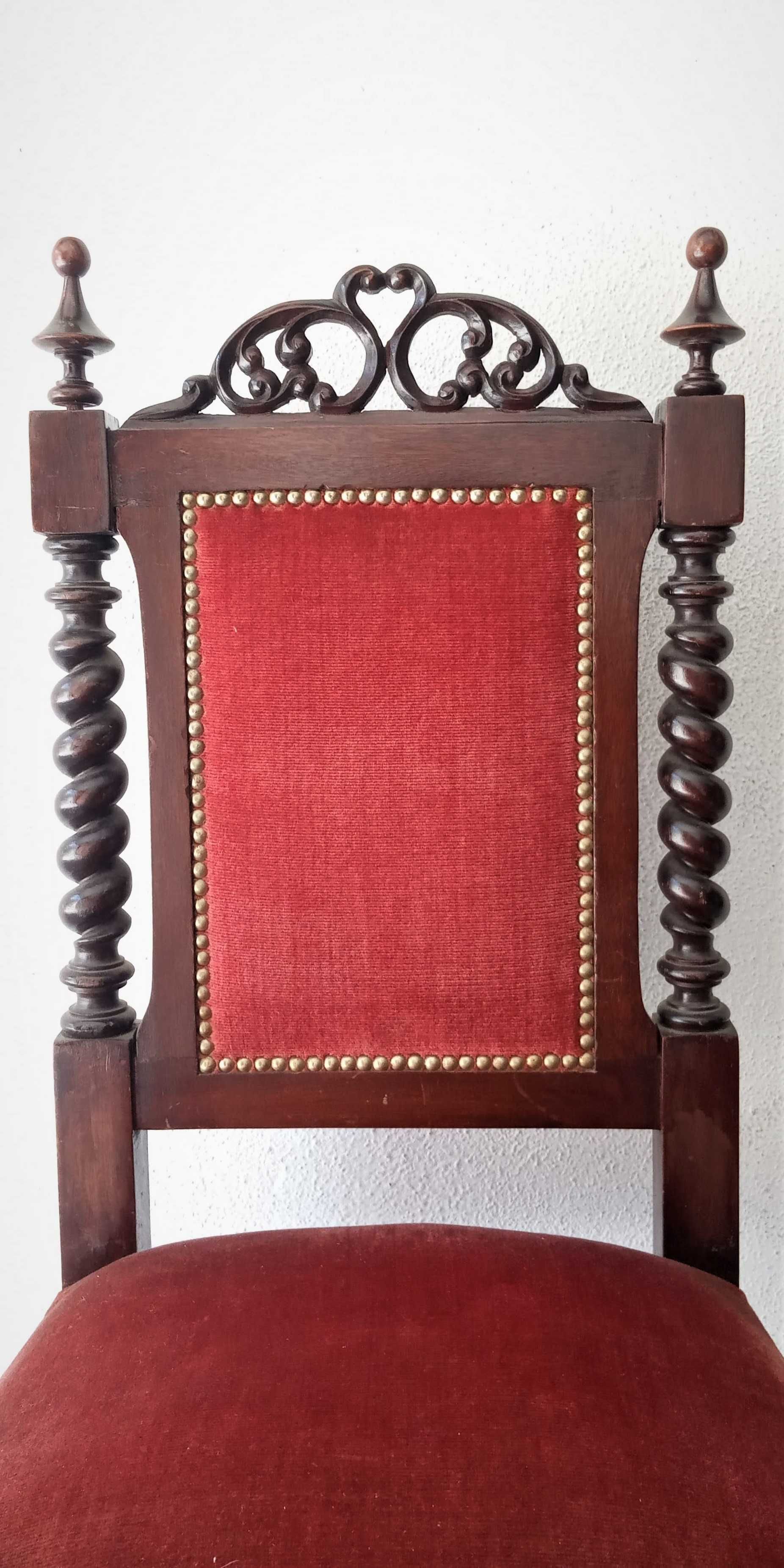 Cadeiras de madeira entalhada, veludo pregado a tachas
