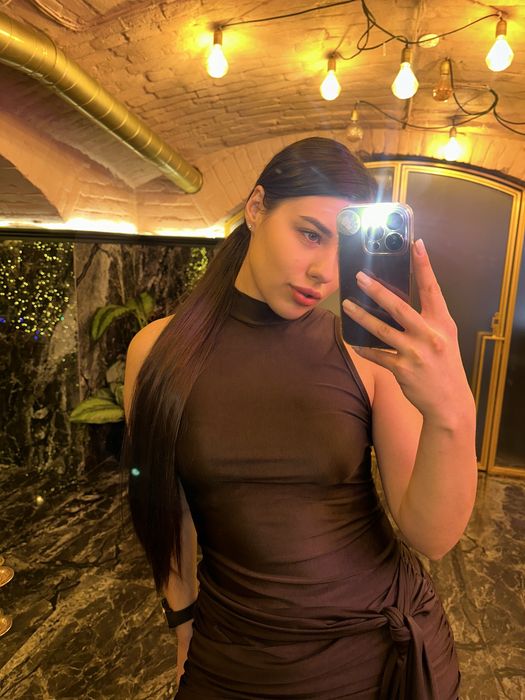 Коричнева атласна сукня с