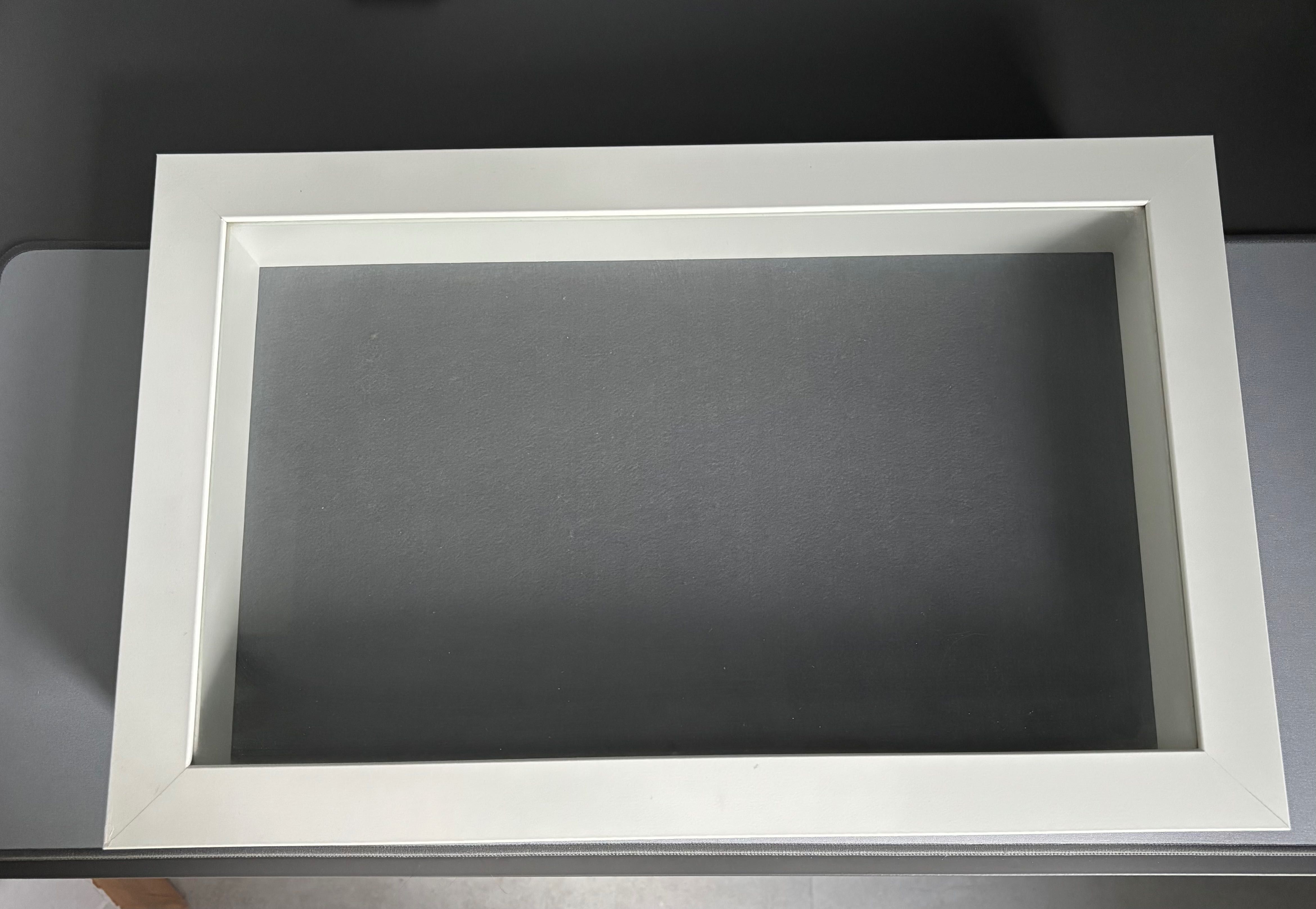 IKEA KASSEBY biała gablotka, 30x47x8 cm