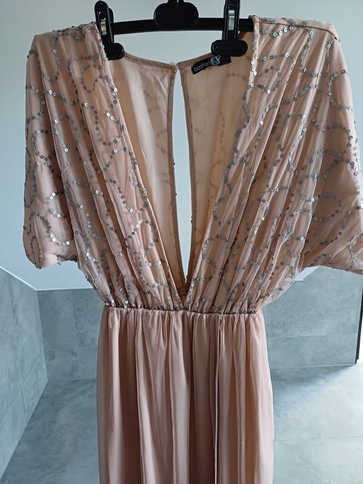 długa sukienka marki Boohoo