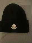Czapka moncler.