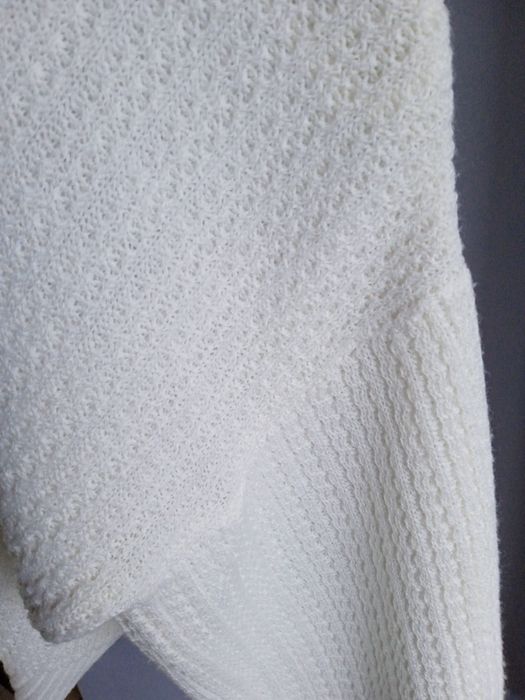 Biały lekki sweter. Szerokość od pachy do pachy 2x 55 cm oversize