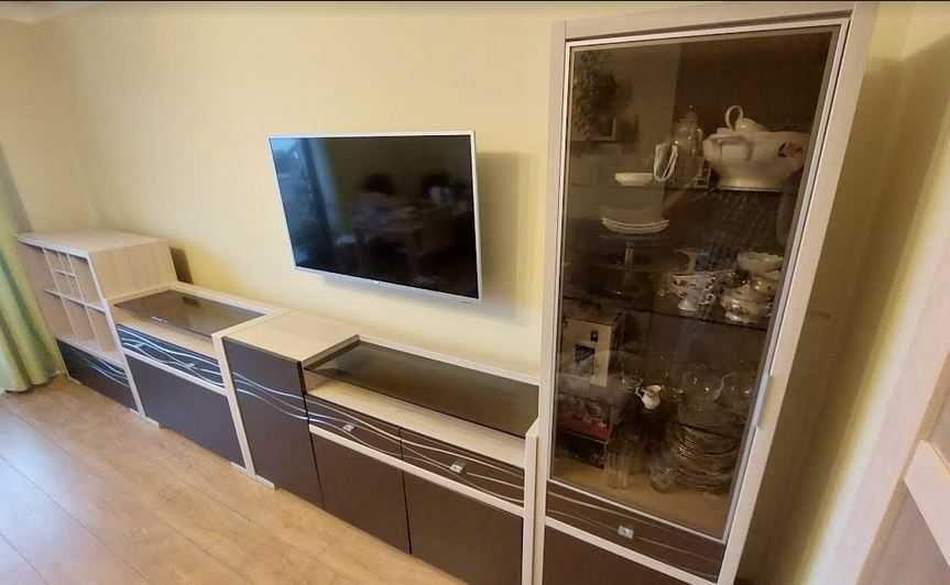 Zestaw mebli salon, komoda, witryna całkowita dł. około 4,5 m