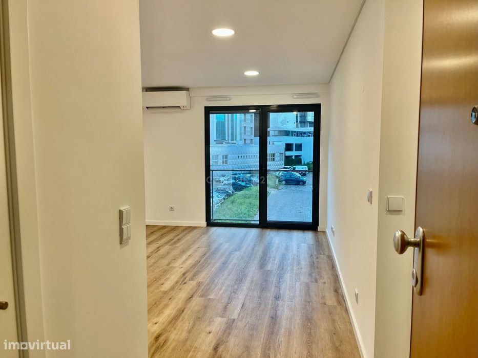 Arrenda-se T1 no Prestigiado Edifício INN Campolide | Garagem | Elevad