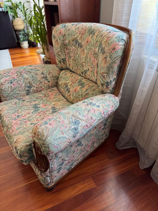 Sofás individuais com forro floreado