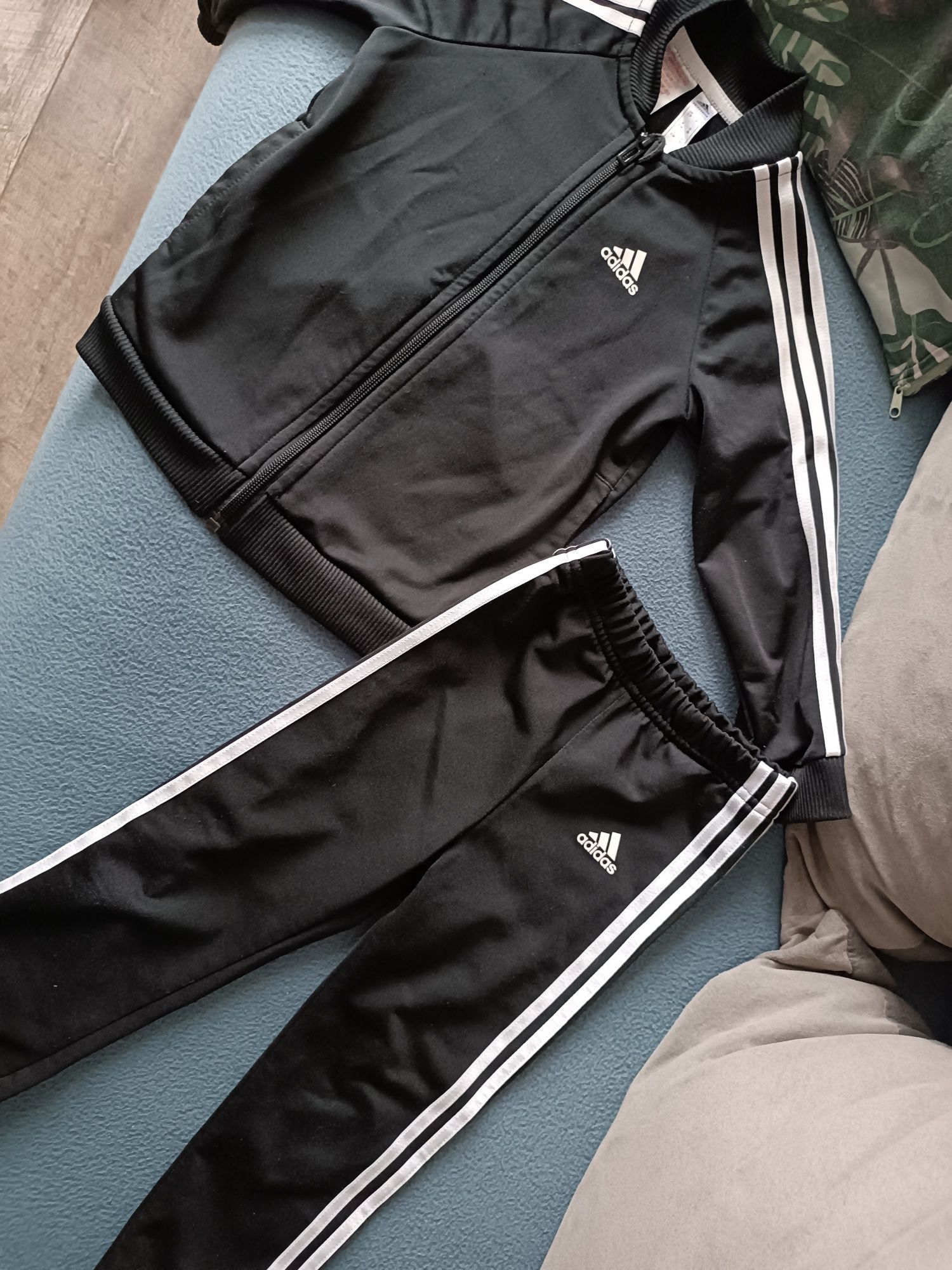 Sprzedam dres dziecięcy adidas rozmiar 98