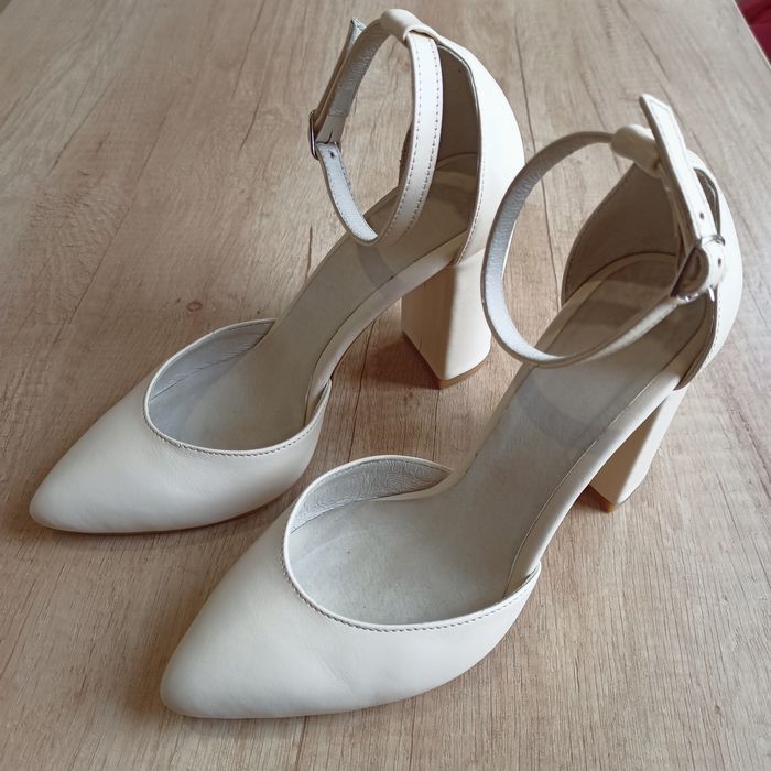 Жіноче взуття (в гарному стані)