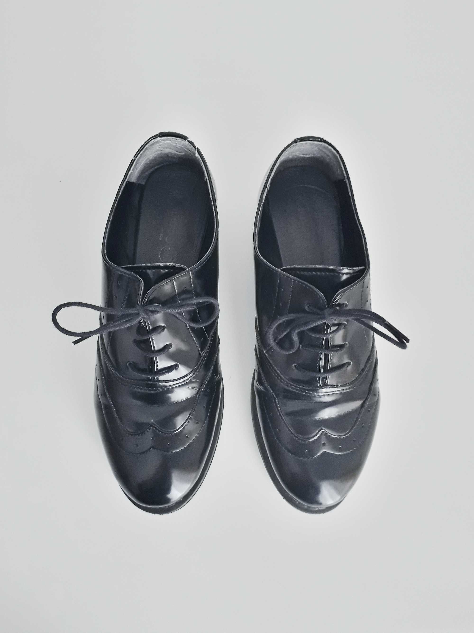 Sapatos Oxford pretos com efeito envernizado (tam. 38)