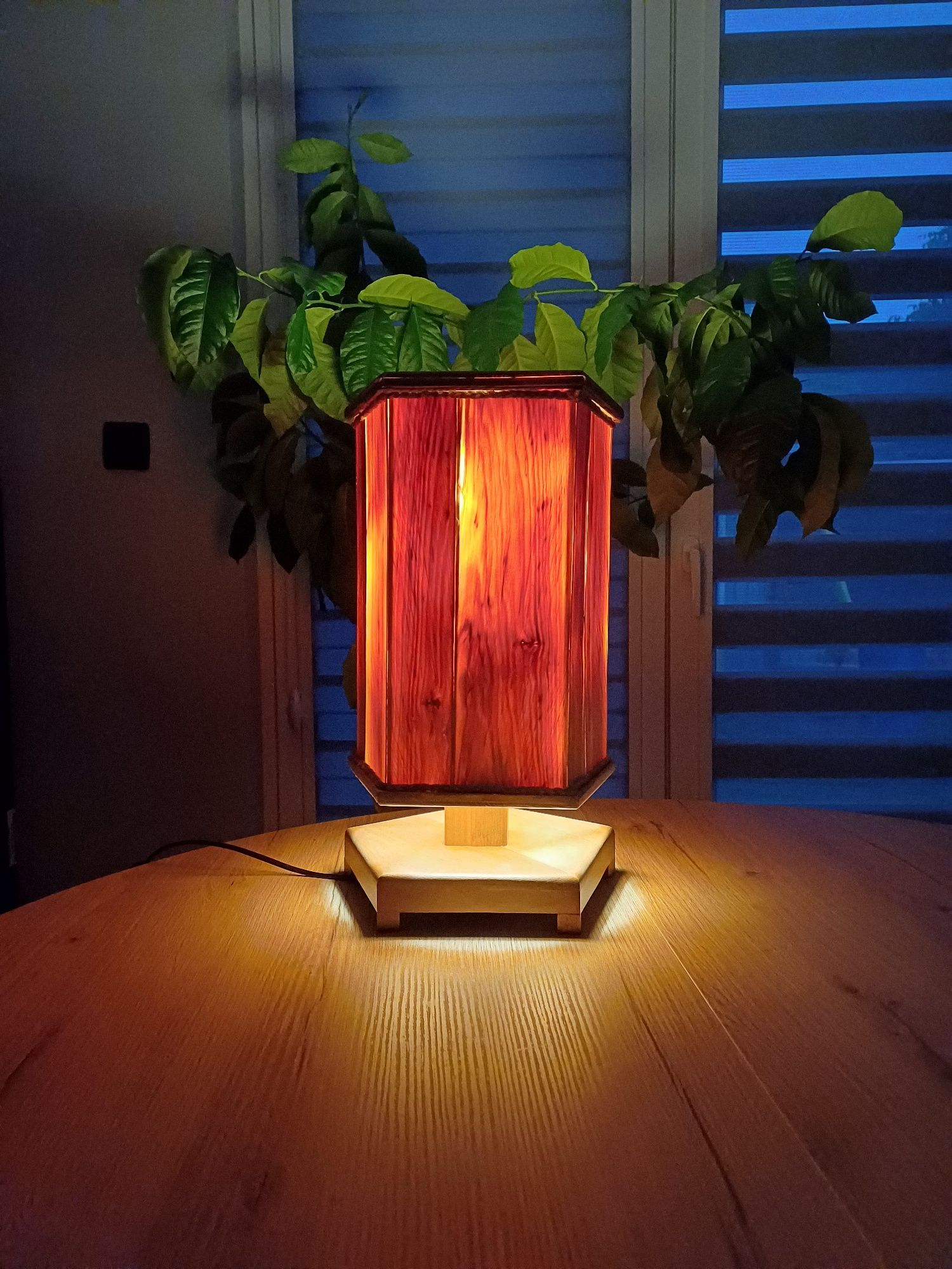 Lampka ażurowa z drewna