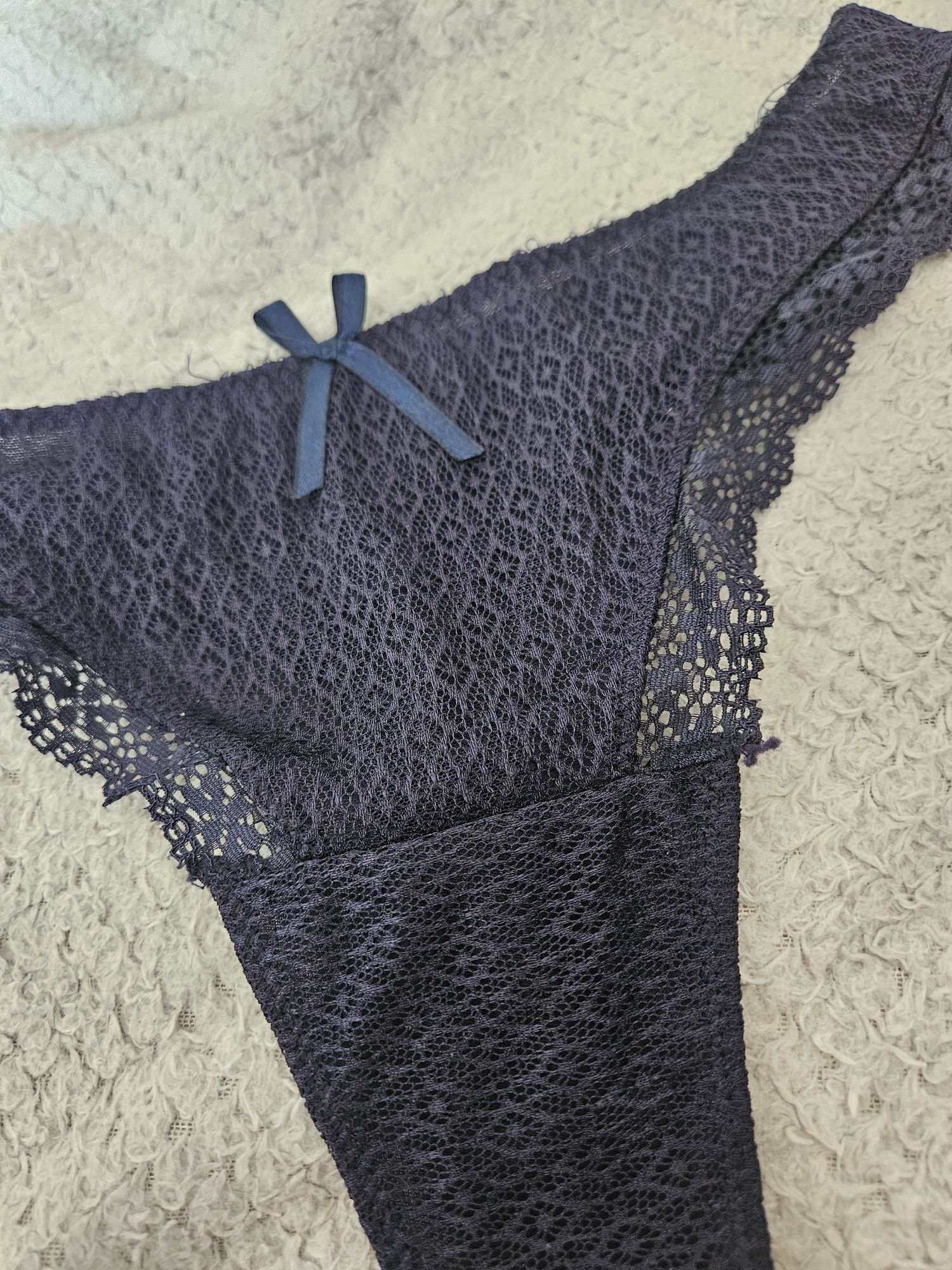 Granatowe stringi majtki XL reserved koronka
