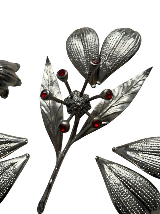 Cinzeiro Flor Vintage Prateado com Pérolas Vermelhas – Anos 80