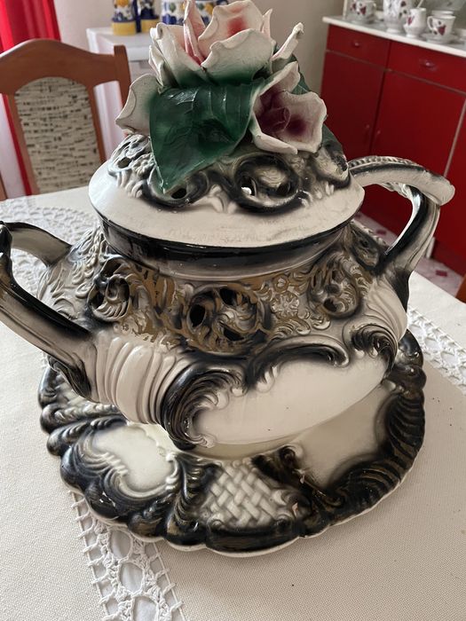 Porcelanowa waza z kwiatami rękodzieło
