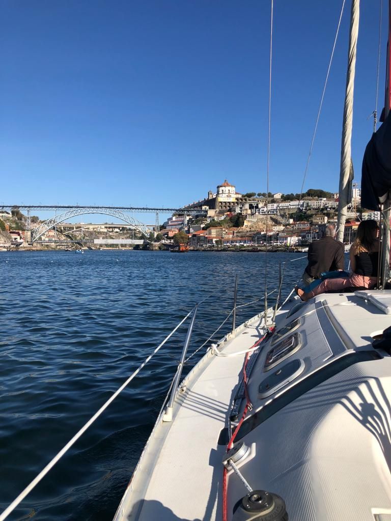 Empresa marítimo turística a operar veleiro na Douro marina