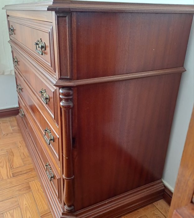 Cómoda de madeira maciça