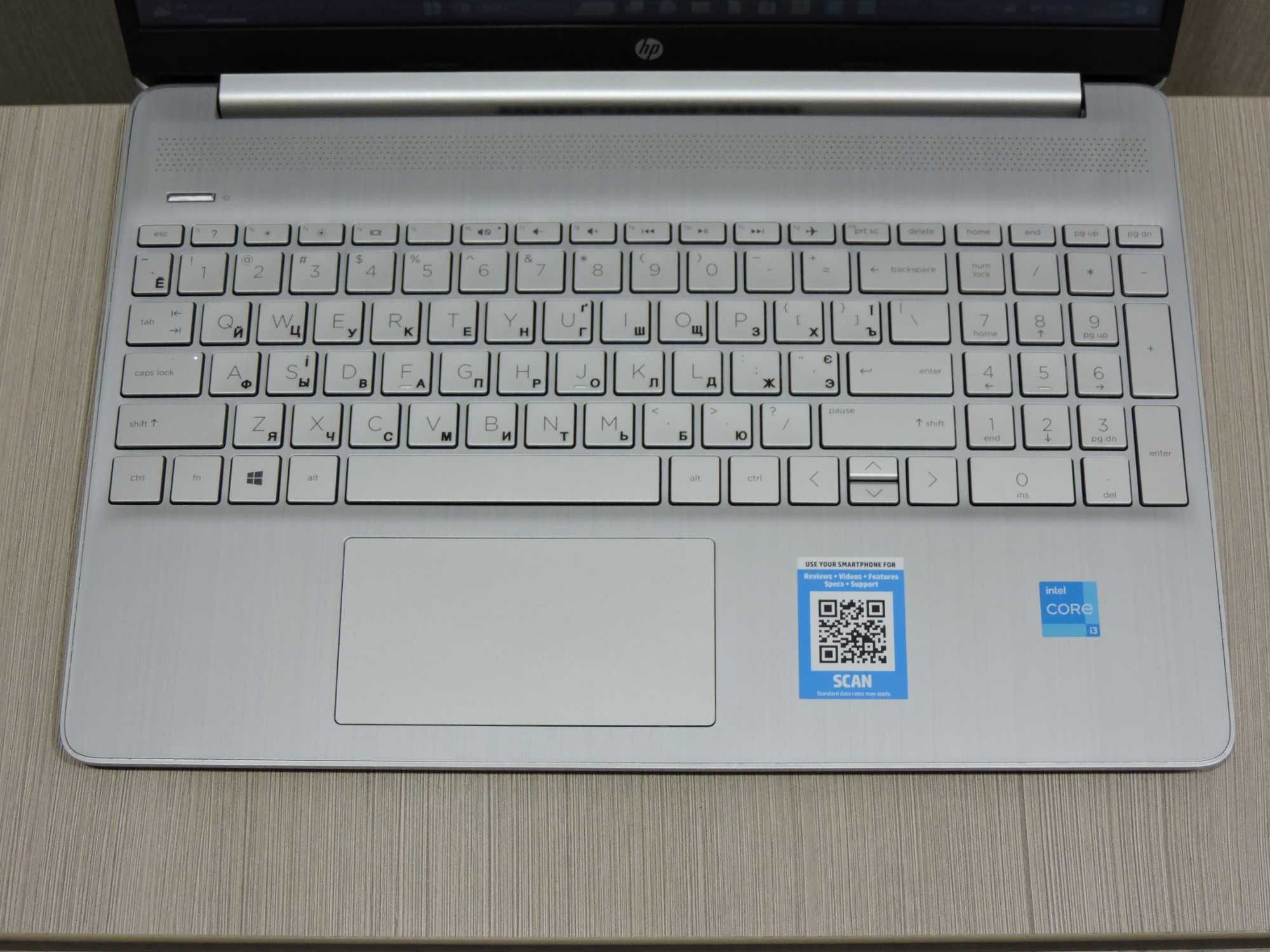 Hewlett-Packard/15.6"/Core i3 1115G4/8GB/SSD 256/UHD