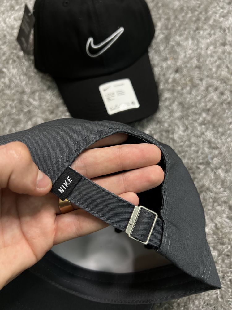 Нові кепки Nike Essential Swoosh