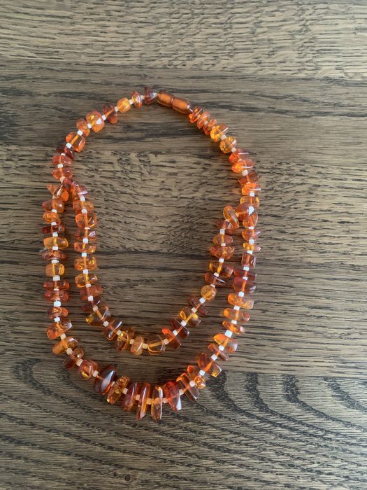 Красиве намисто з бурштину