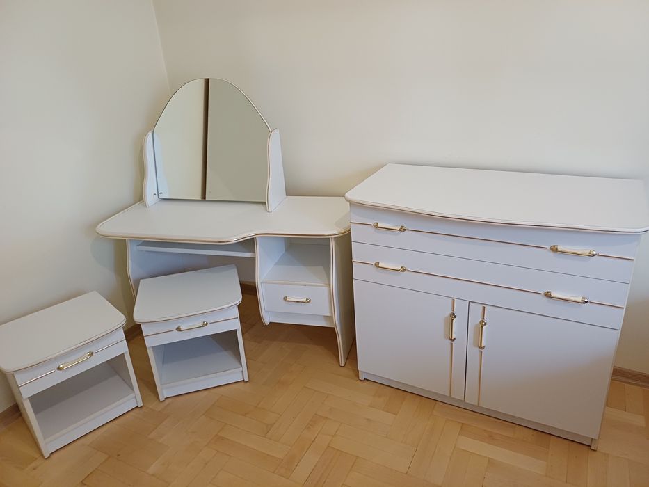 Zestaw białych mebli do sypialni/ pokoju