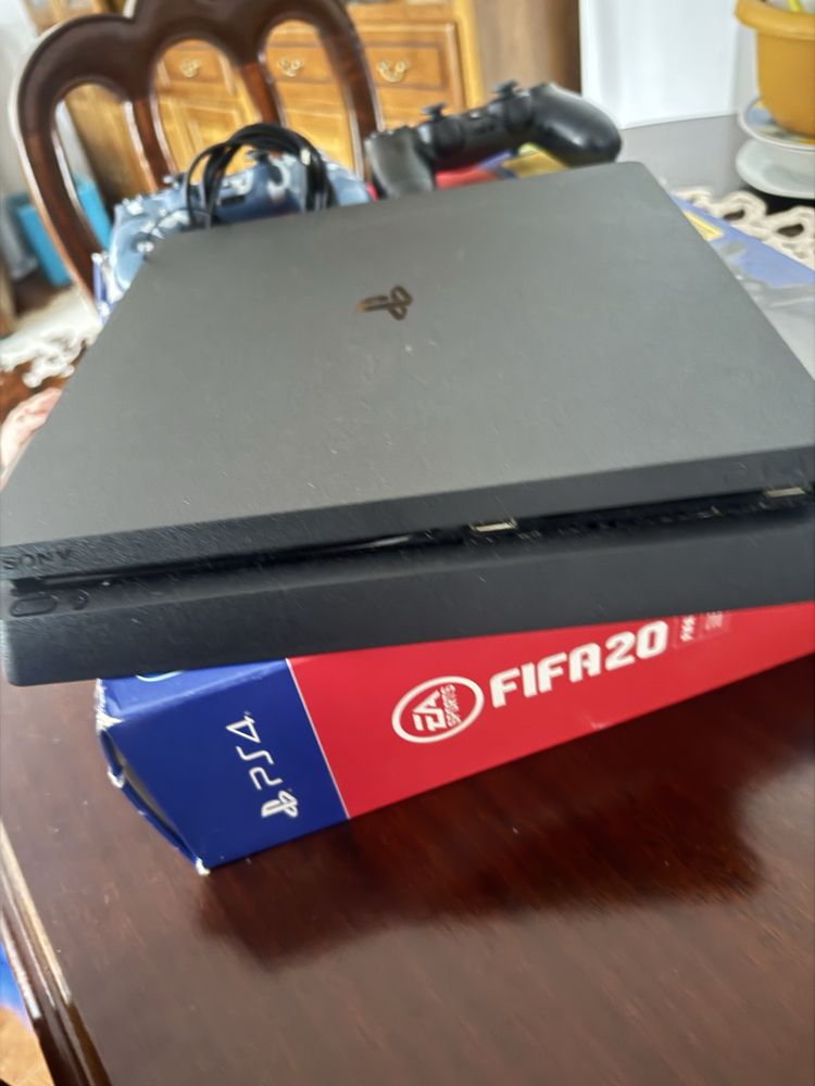 PS4 1TB, em perfeito estado