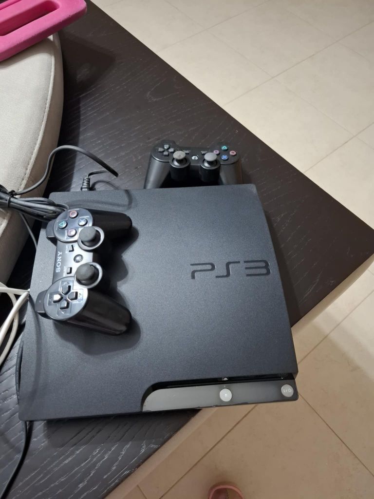 Ps3 com dois comandos e dois jogos