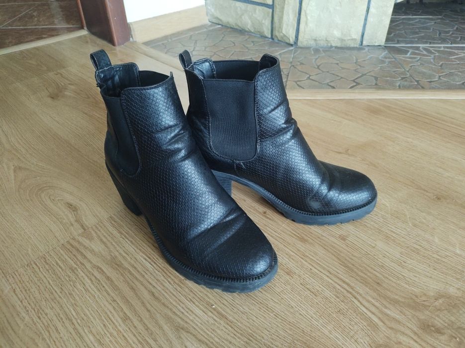 Czarne buty botki na słupku 39