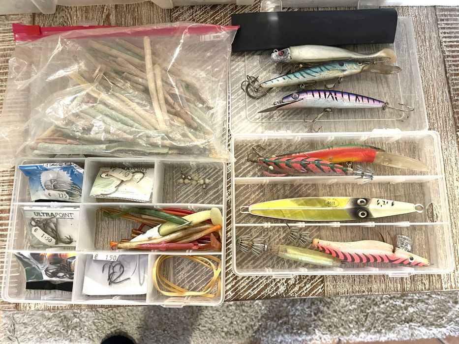 Caixas com diversos acessórios de pesca á borda e de barco usados
