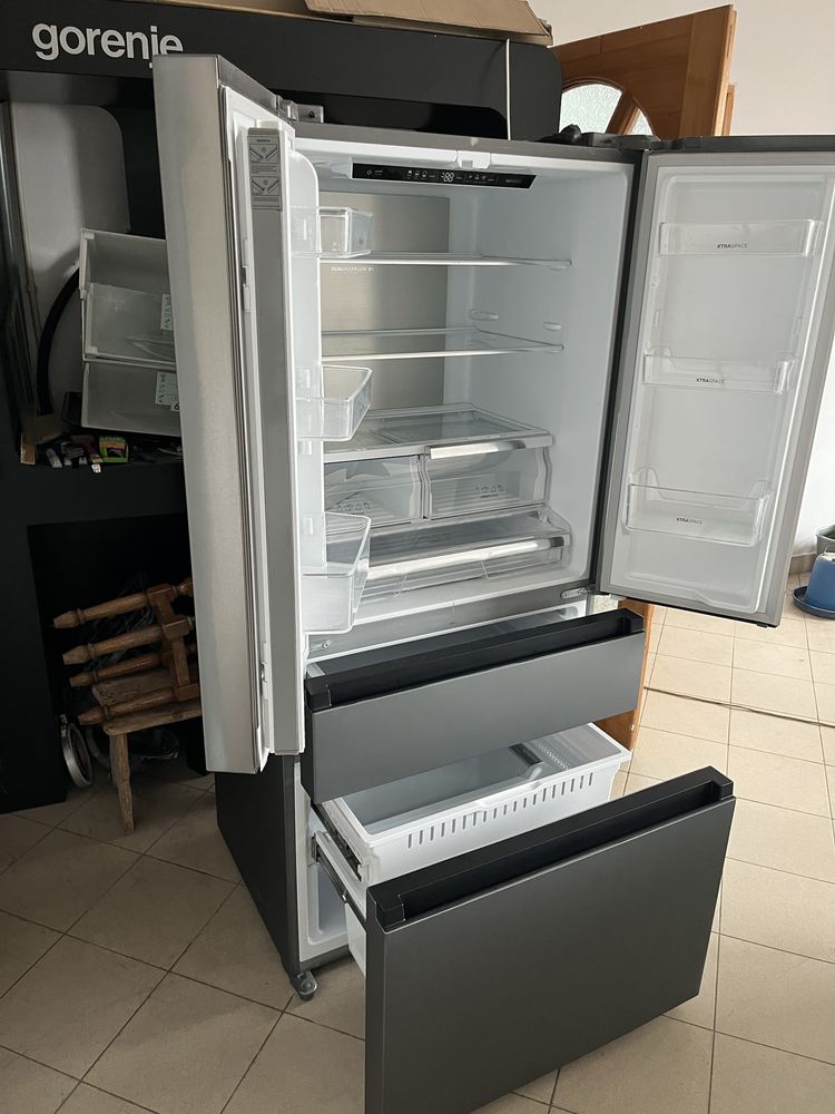 Холодильник Gorenje model NRM8181UX темно сірого матового кольору