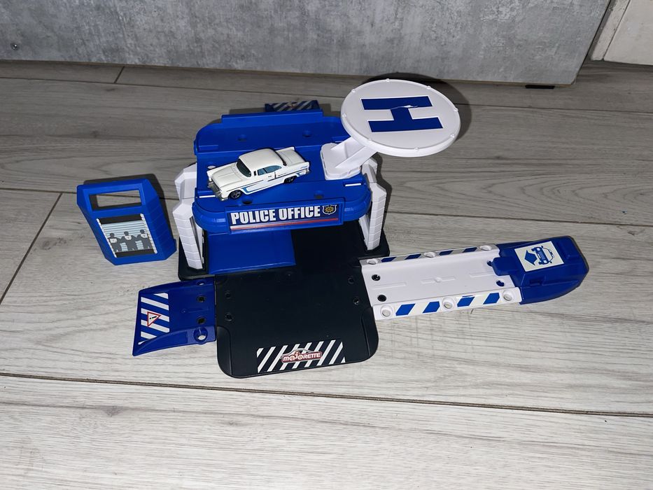 Garaz Policyjny  z autkami i znakami