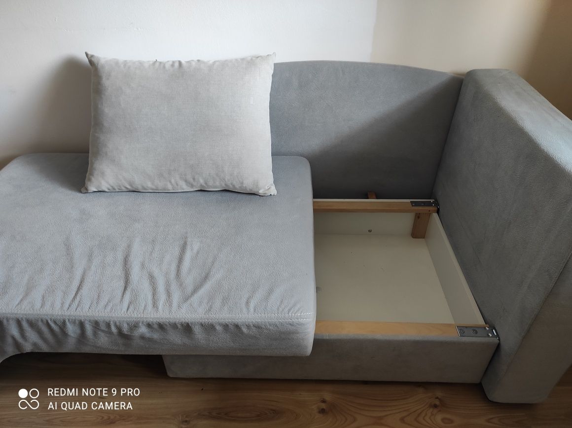 Jednoosobowa sofa z funkcją spania i pojemnikiem