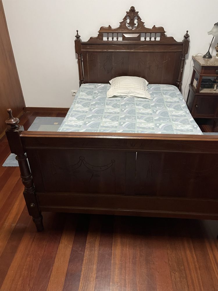Cama antiga de madeira com estrado e colchao