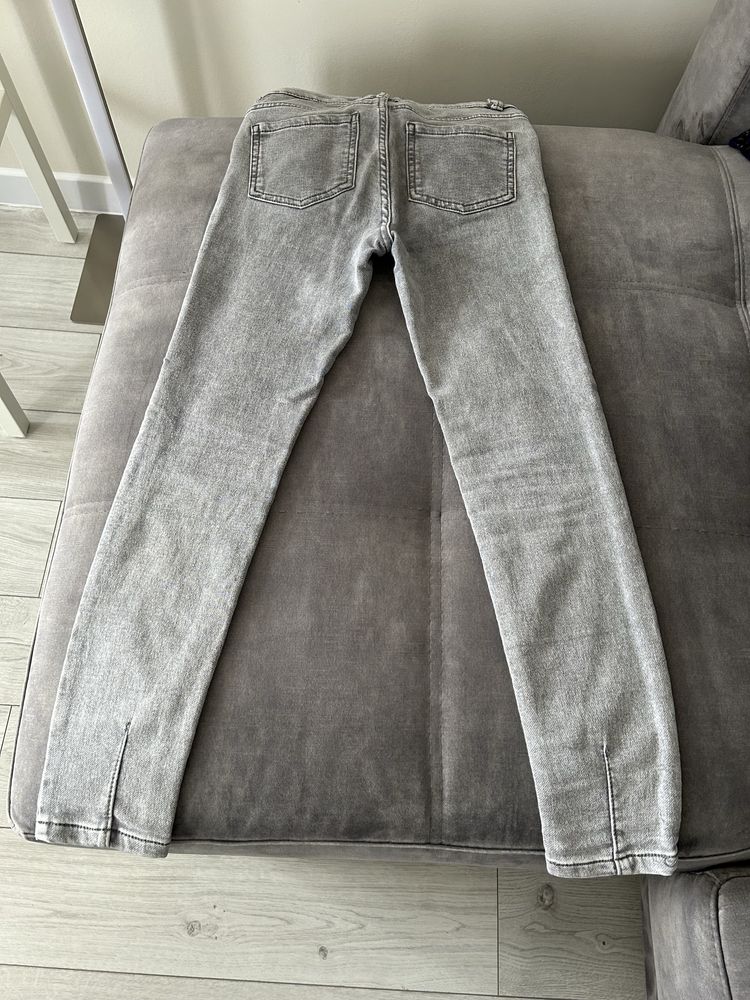 Sprzedam spodnie jeans 152