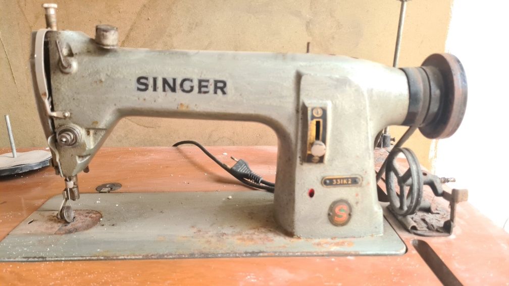 Máquina de costura SINGER com motor