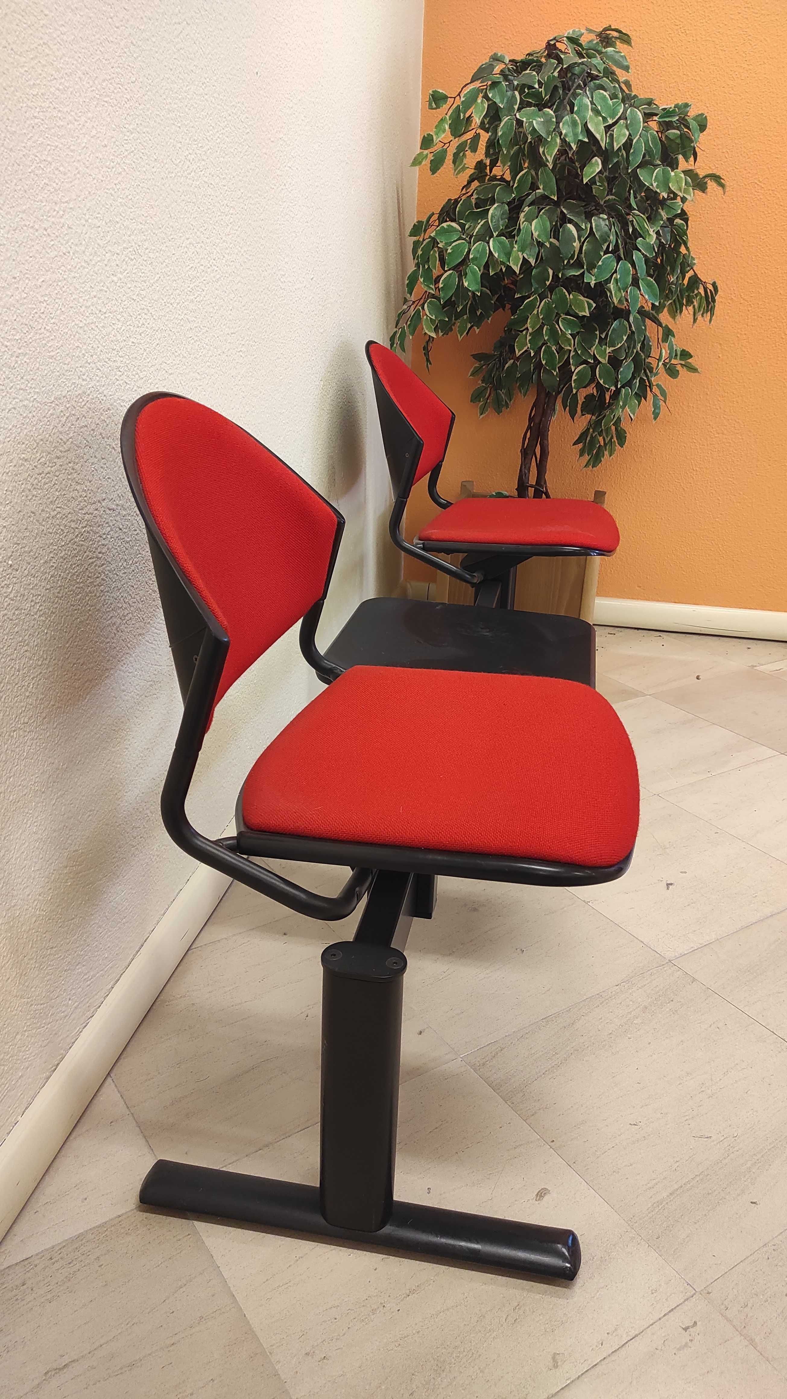Cadeiras para sala de espera com mesa de apoio - em excelente estado