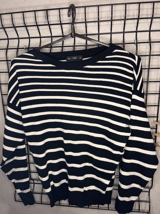 кофта чорно білого кольору , тепла