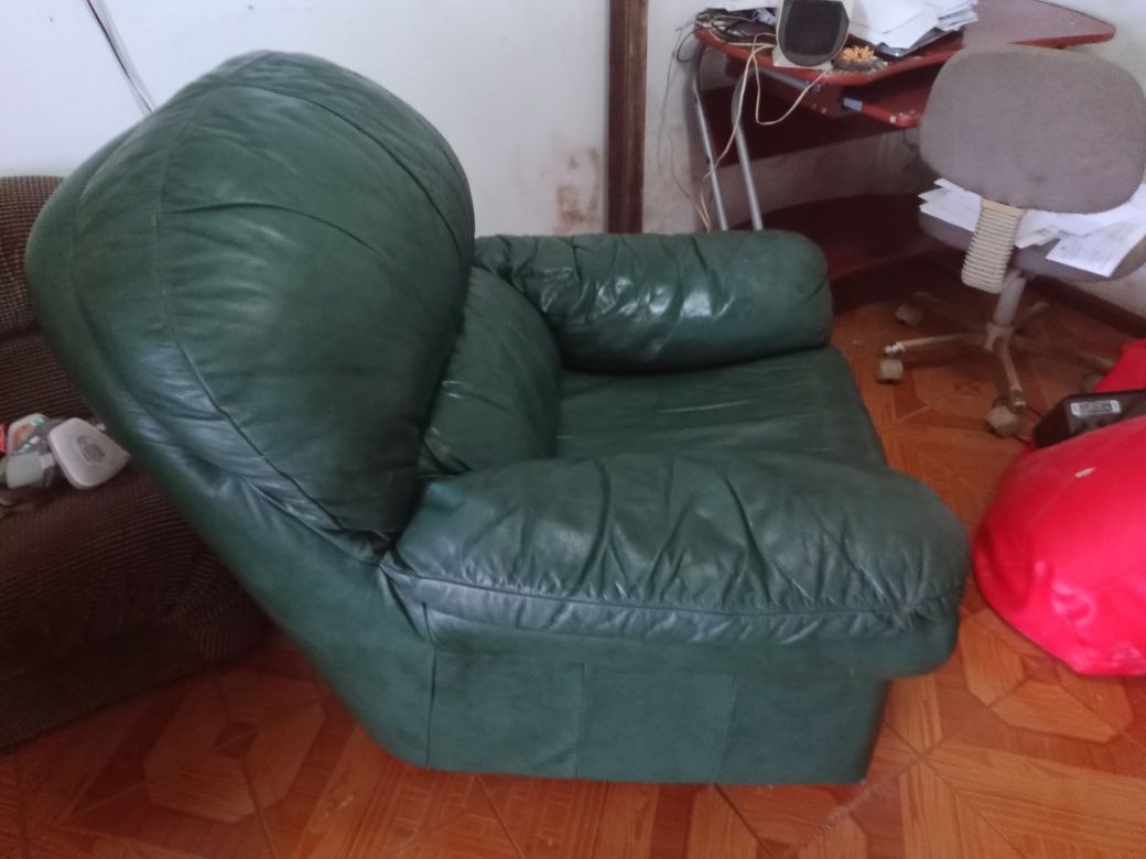 Cadeirão em pele em bom estado